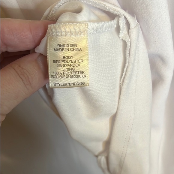 White Sleeveless Scoop Neck Dress with Faux Fur Accent Preowned - Picture 5 of 8